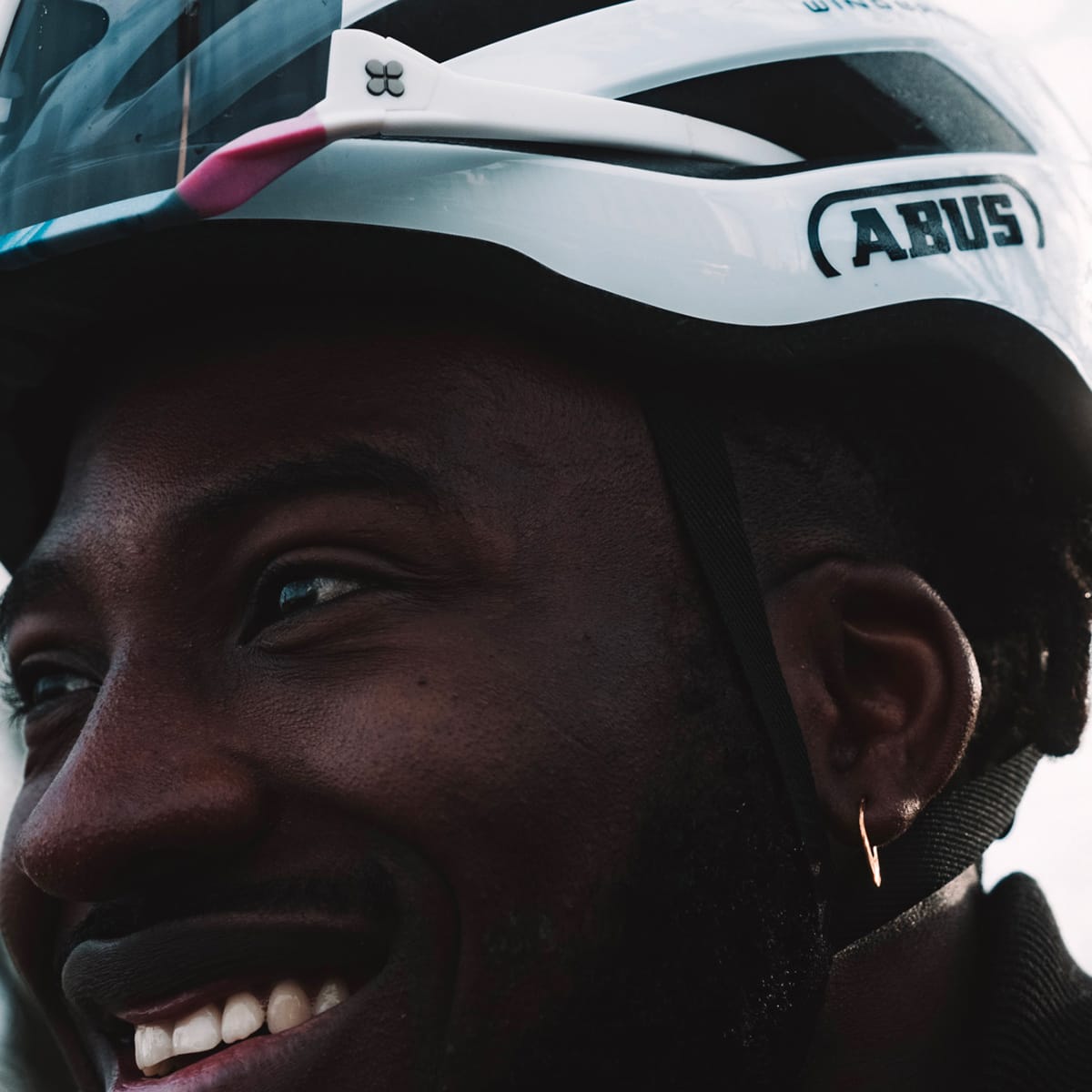 ABUS WINGBACK Road Hjälm Vit