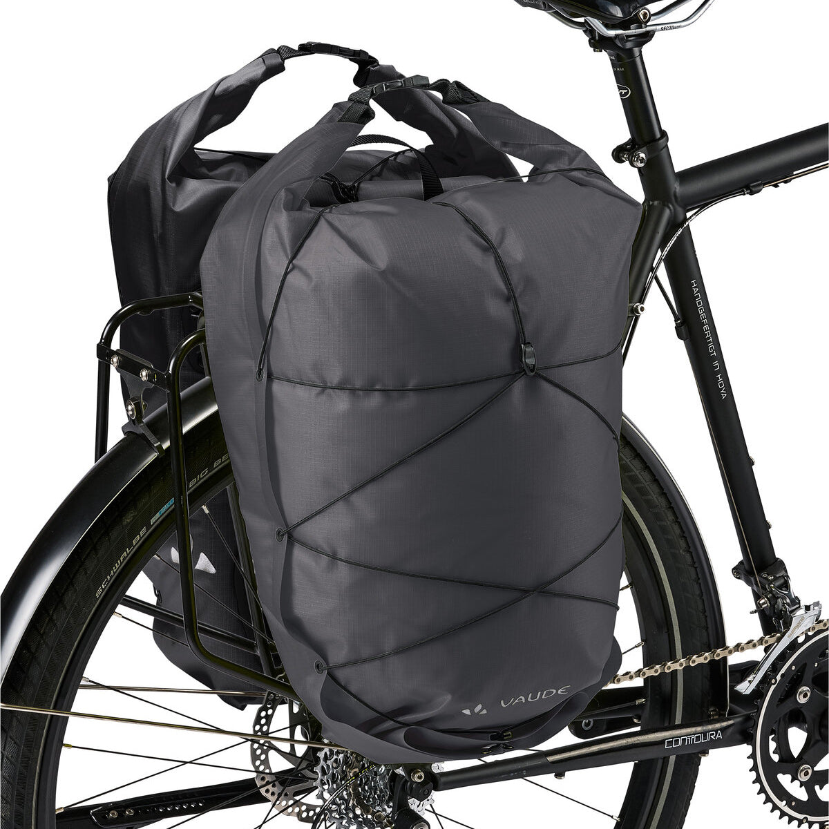 Ett par VAUDE AQUA BACK LIGHT 38 L svarta väskor
