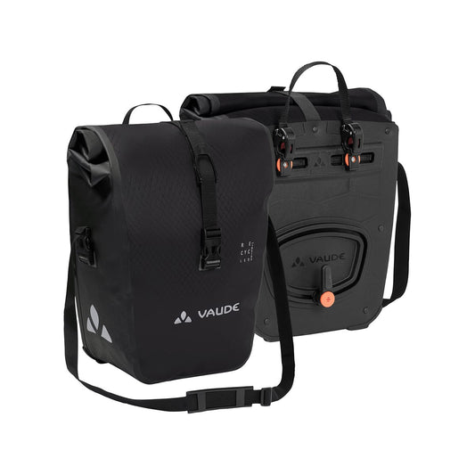 Ett par VAUDE AQUA FRONT 28 L svarta väskor