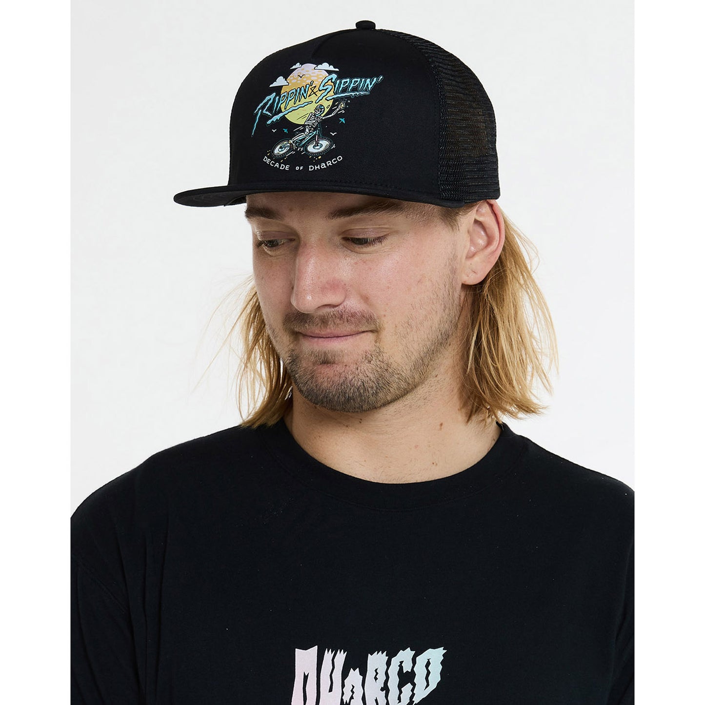 DHARCO FLAT BRIM TRUCKER RIPPIN AND SIPPIN keps Svart