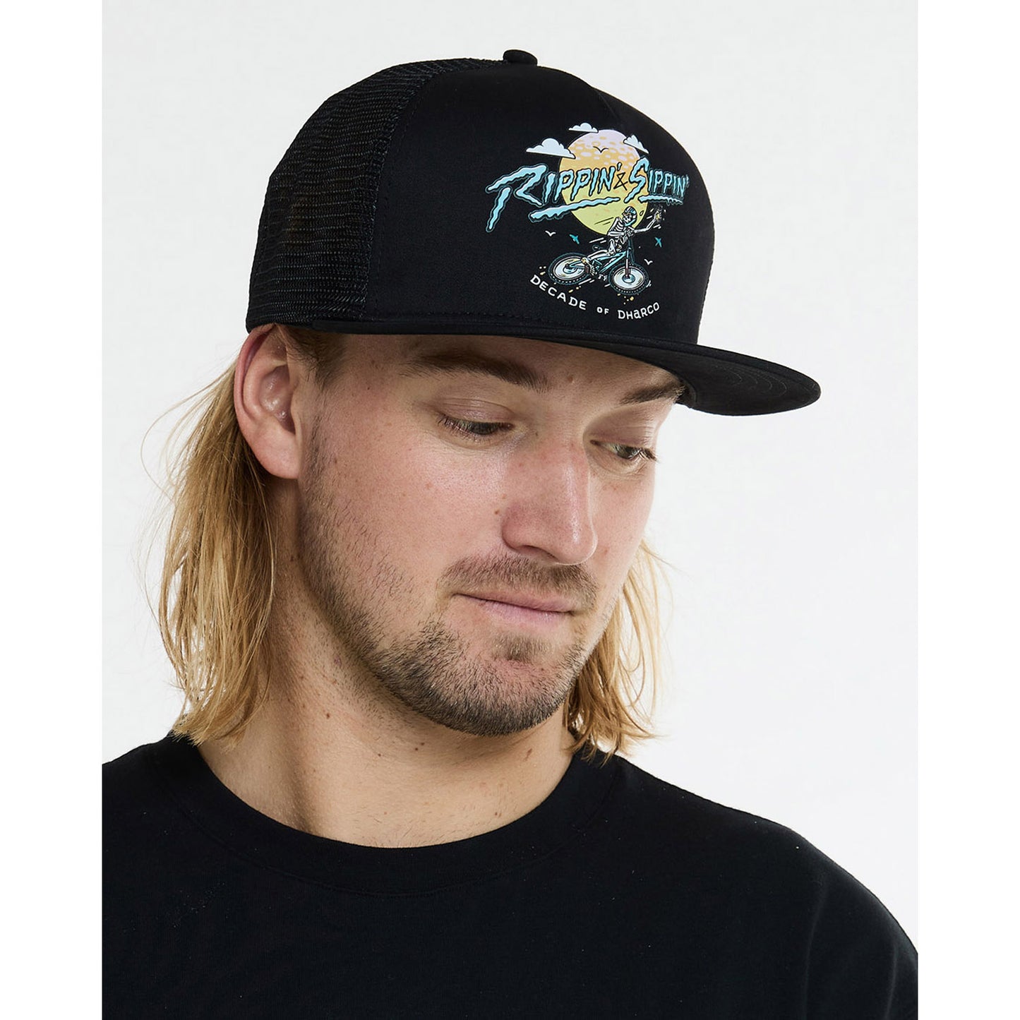 DHARCO FLAT BRIM TRUCKER RIPPIN AND SIPPIN keps Svart
