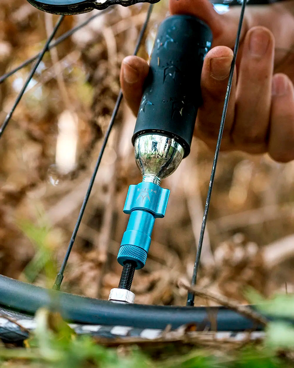 PEATY'S HOLESHOT ROAD/GRAVEL CO2 Percutor + 2 x 16g gängade CO2-patroner Svart