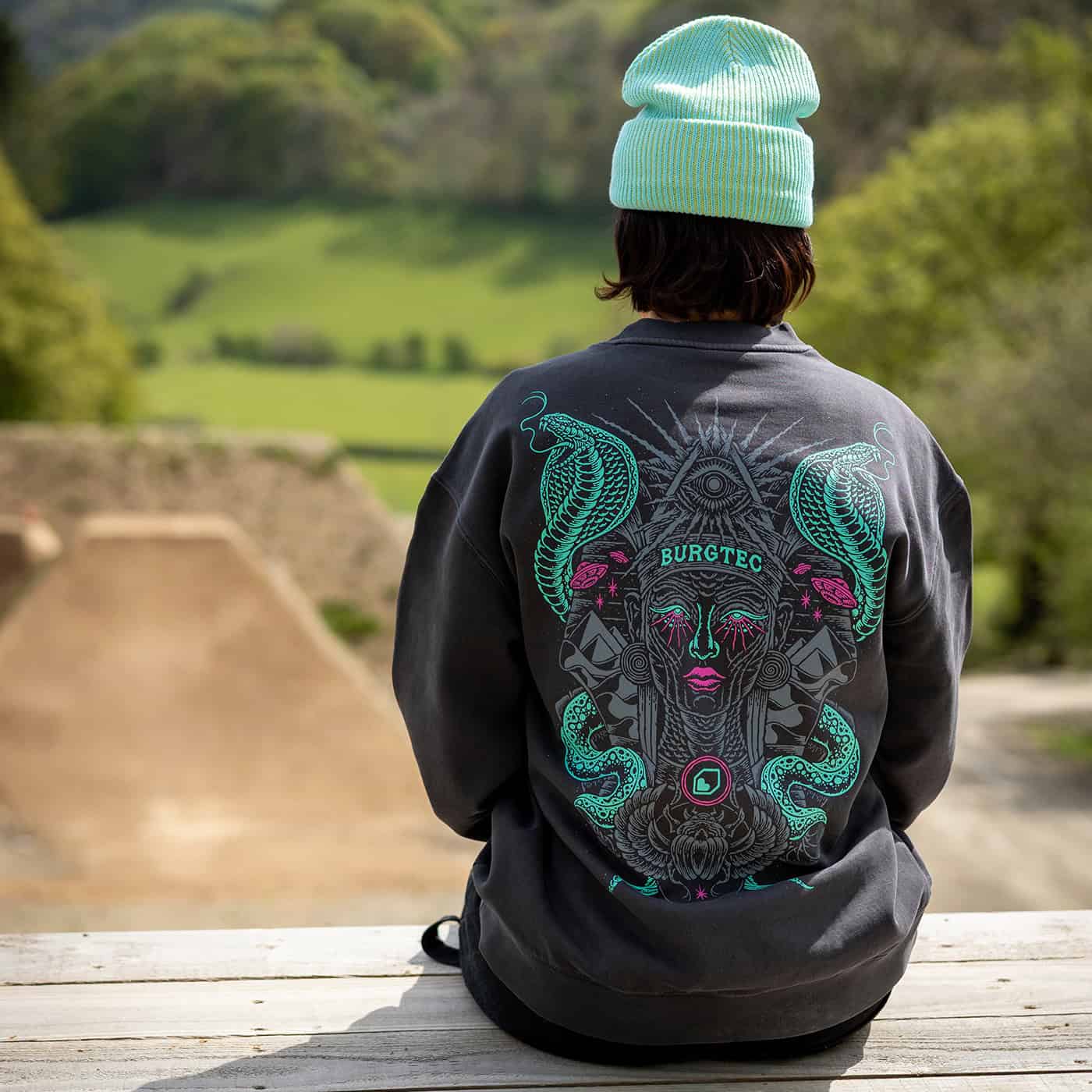 Sweatshirt med BURGTEC DESERT QUEEN FADED