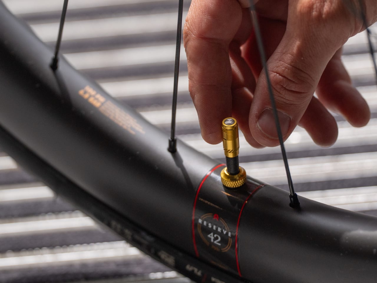 Set om 2 BBB CORE CAP ventiländar med guldmuttrar