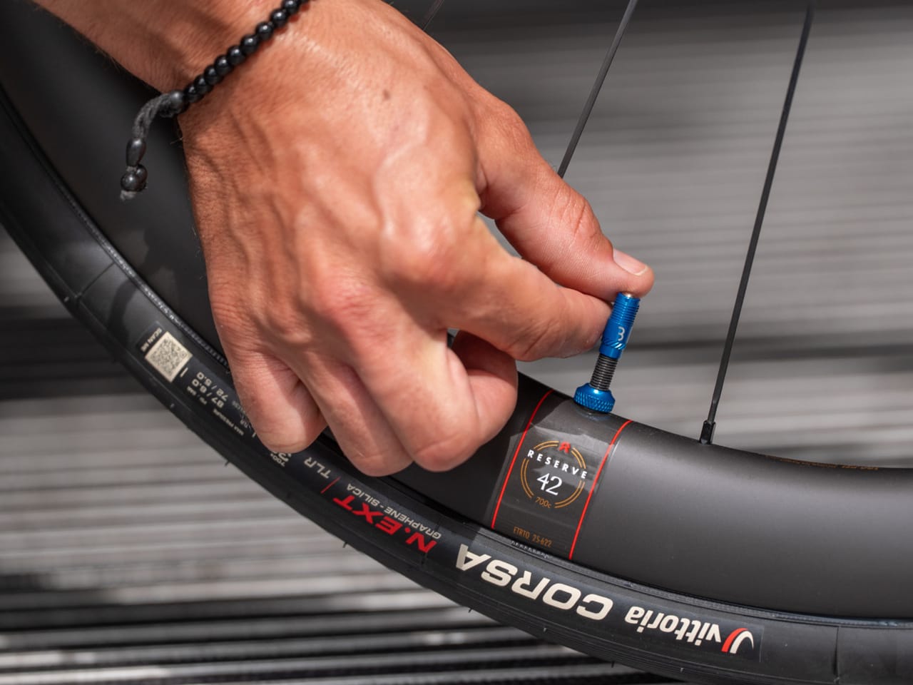 Sats om 2 BBB CORE CAP ventiländar med muttrar Blå