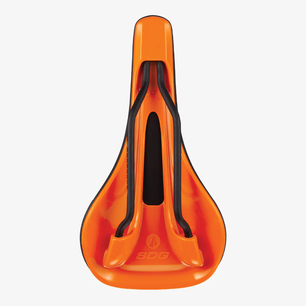 SDG BEL-AIR V3 Rails Lux Sadel i legering Svart/Orange