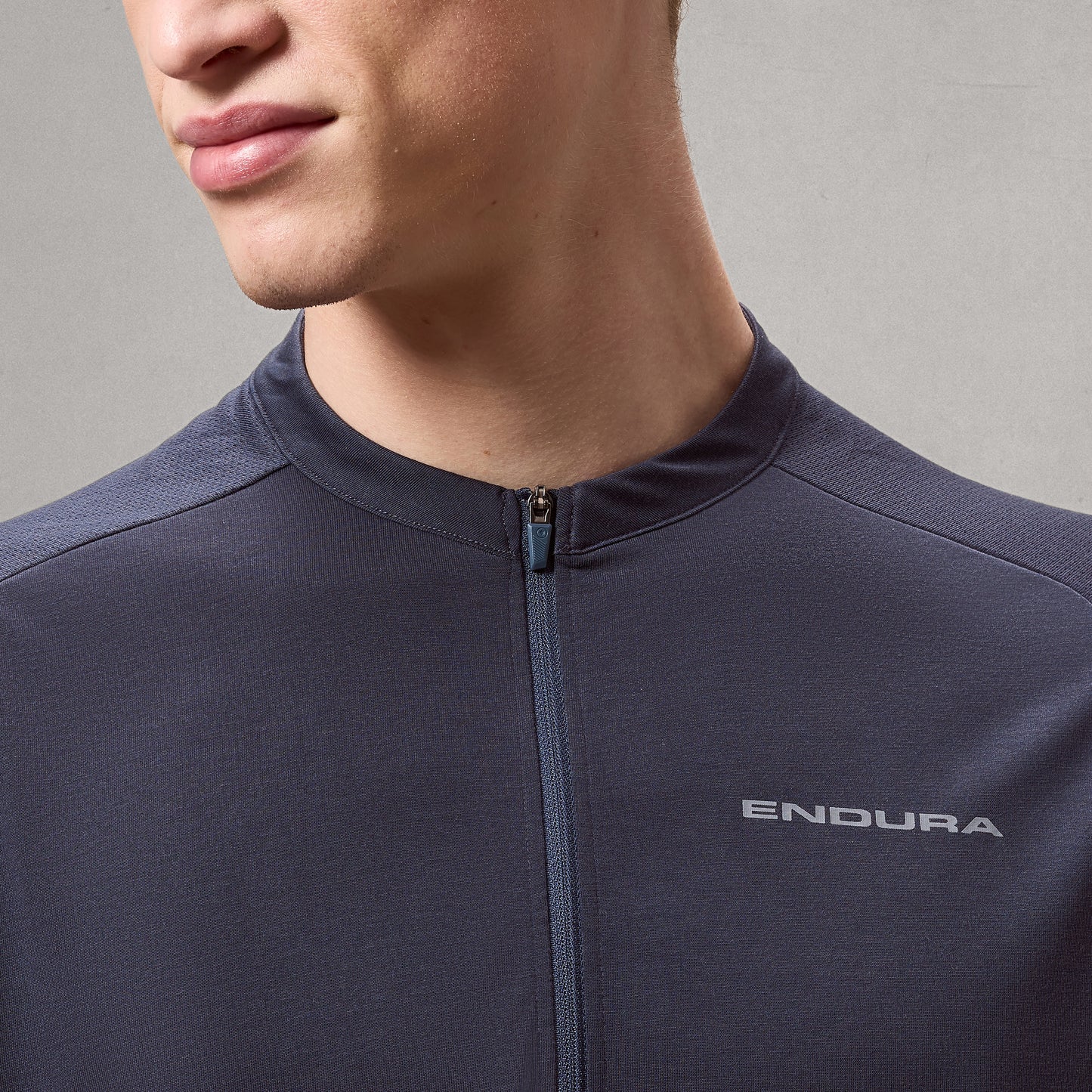 ENDURA LOOP ZIPPED Kortärmad Carbon Jersey Grå