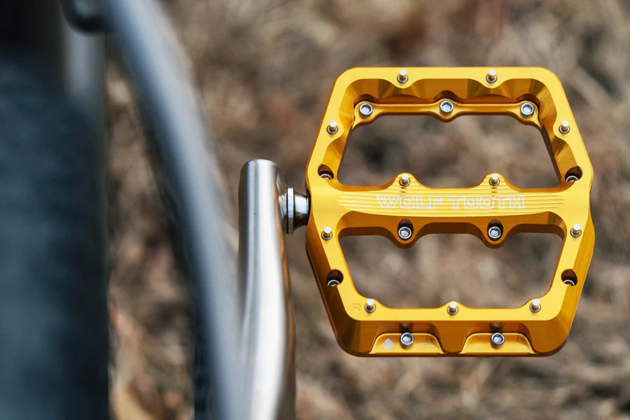 WOLF TOOTH WAVEFORM platta pedaler, Small, guld
