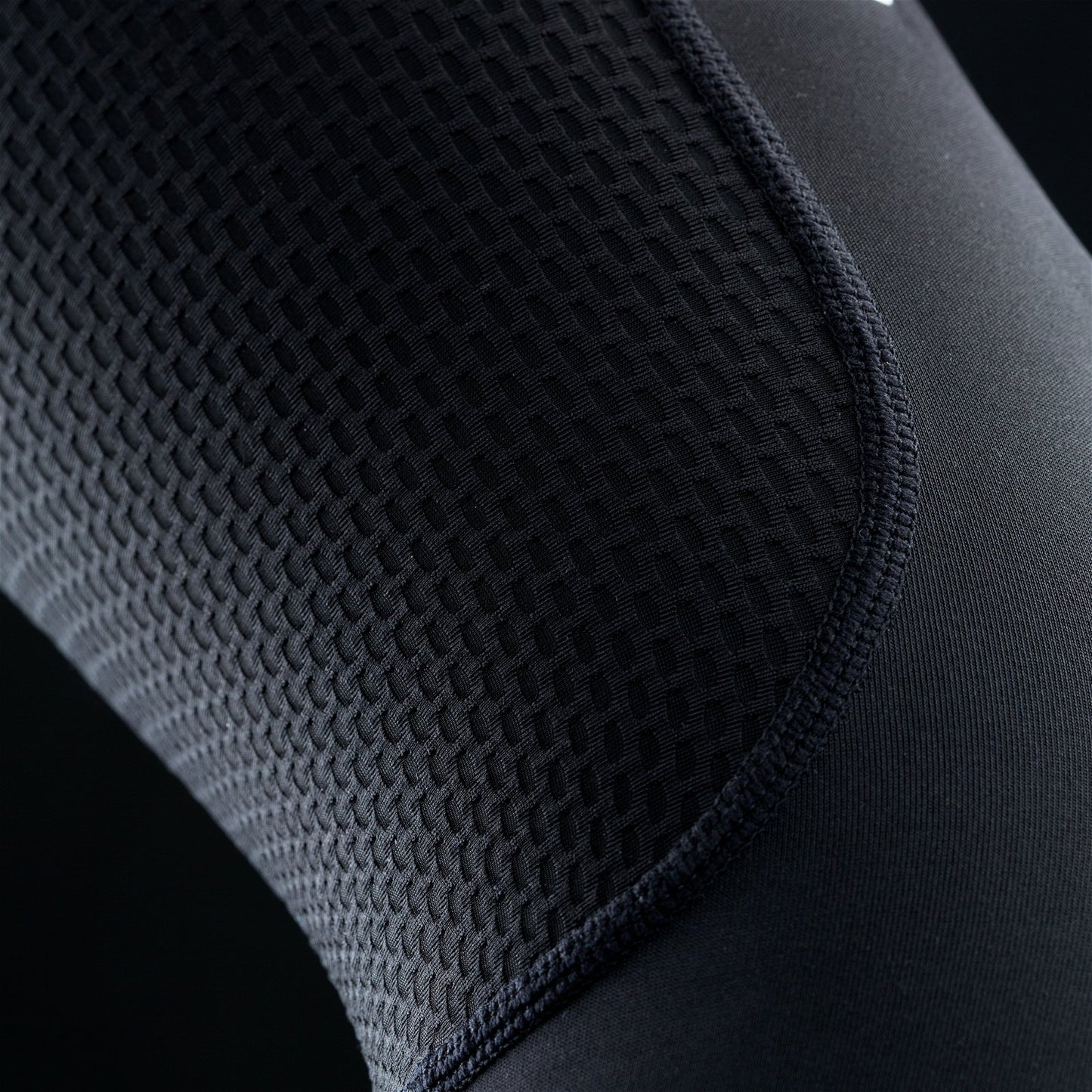 ION E-SLEEVE AMP armbågsskydd svart