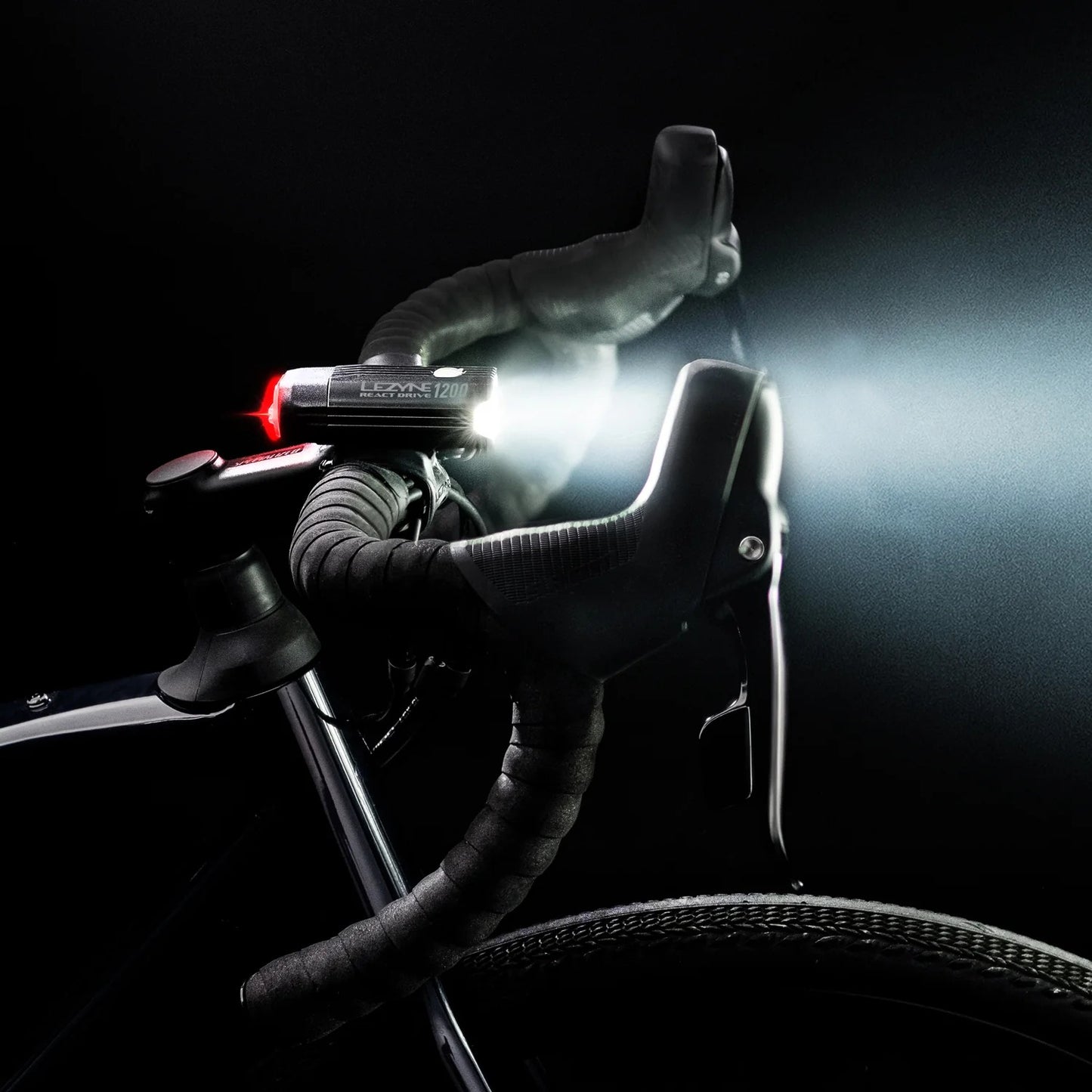 LEZYNE REACT DRIVE belysning på framsidan