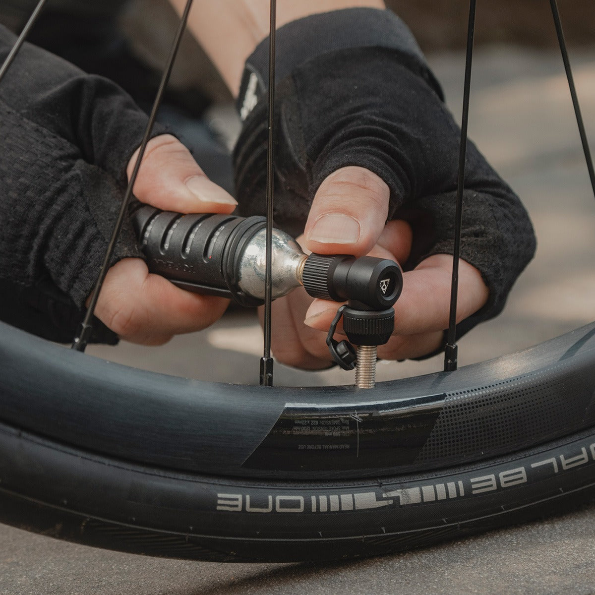 TOPEAK NANO AIRBOOSTER L CO2 slagverkshatt + 16 g gängad CO2-patron (x1)