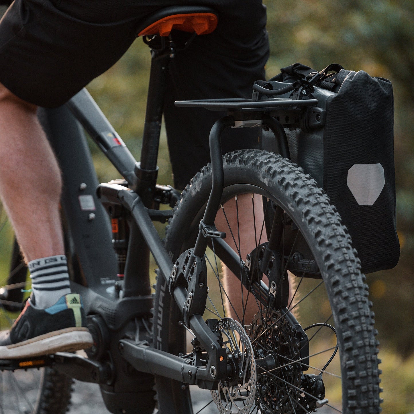 Bakre bagagehylla med universellt stöd för AEROE Spider-väskor