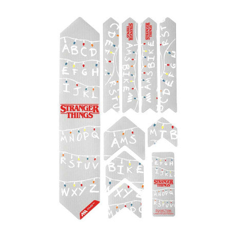 ALL MOUNTAIN STYLE EXTRA ramskydd Stranger Things lampor vit