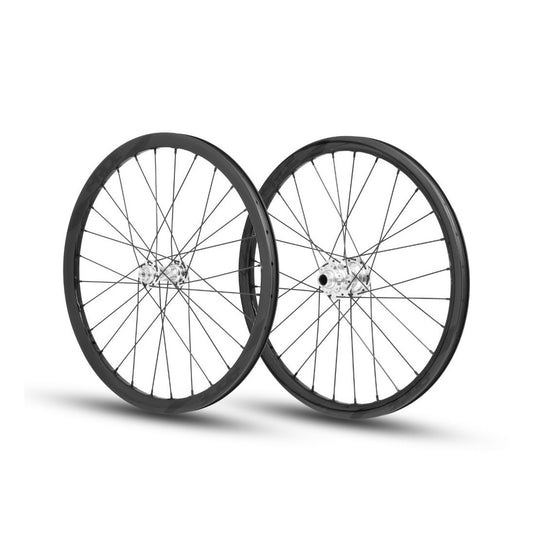 Hjulpar PRIDE 20" (451mm) Karbon Wave Gloss Black Disc Pride Control Axlar 10/15mm Polish